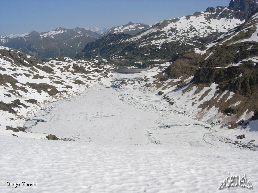 04 Dal Passo Gemelli verso il lago semi ghiacciato e il rifugio.JPG